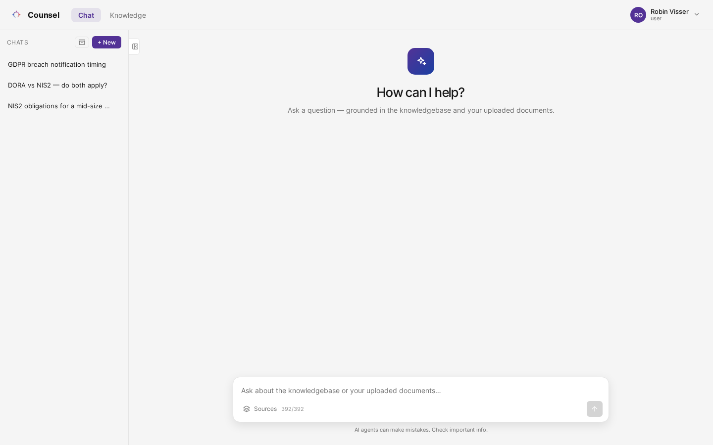 De chatpagina van Counsel met links een lijst opgeslagen gesprekken en een leeg gesprek
