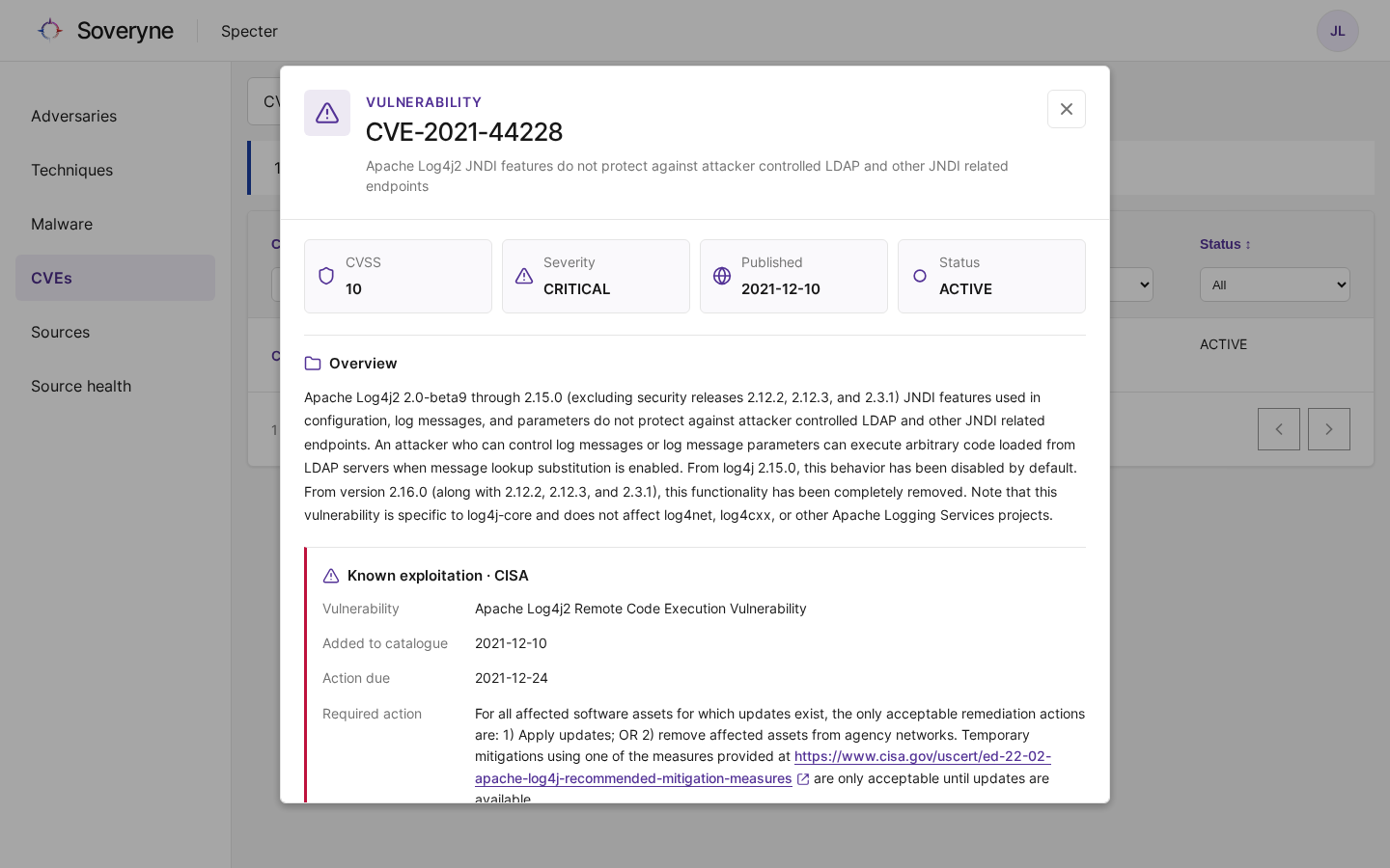Het record van CVE-2021-44228 met de scores, de melding over misbruik en de beoordelingen